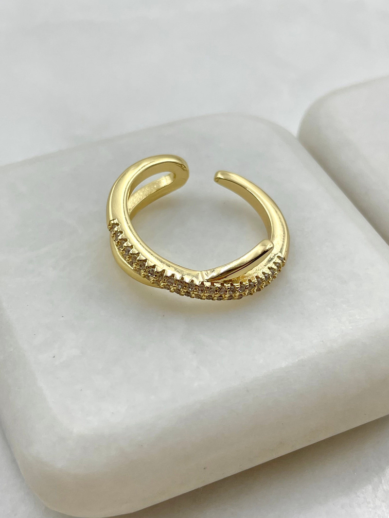 Gömme Taşlı Çapraz Model Yüzük Gold