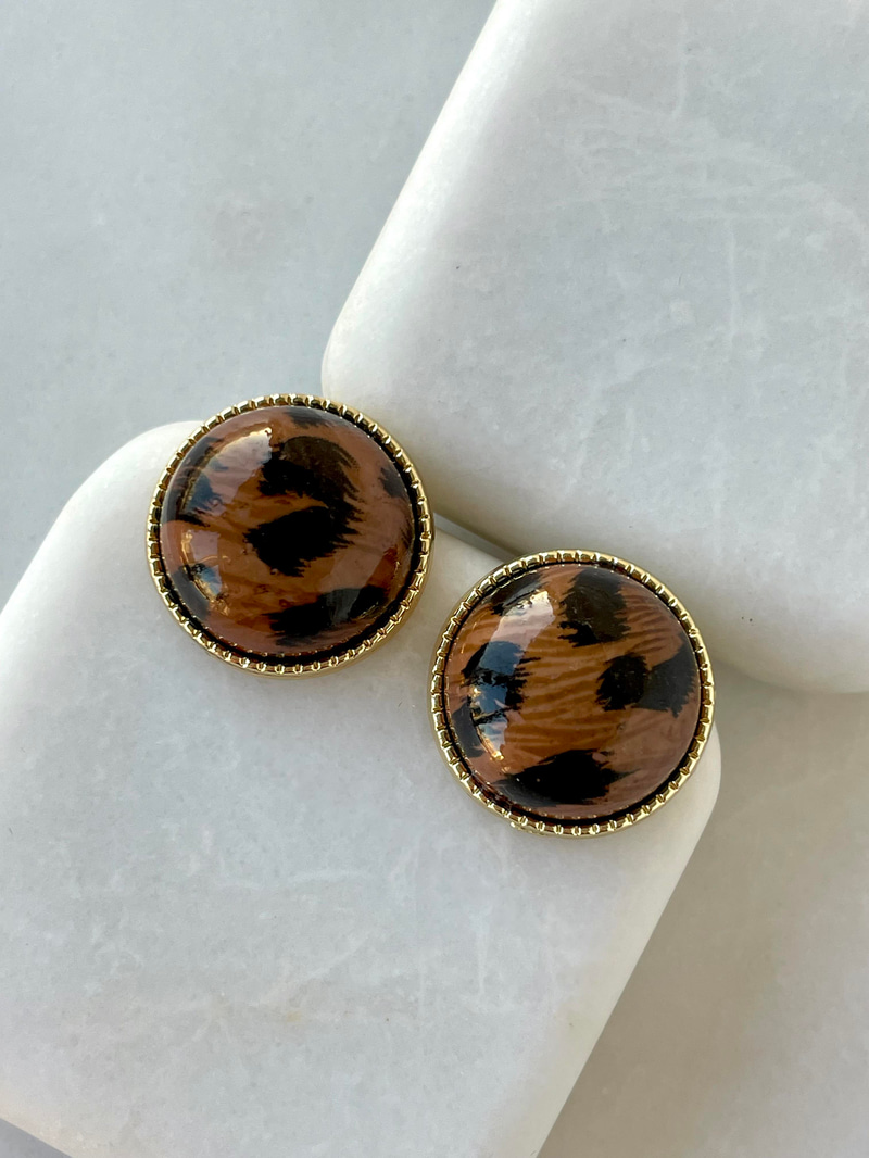 Gold Detaylı Düğme Leopar Küpe