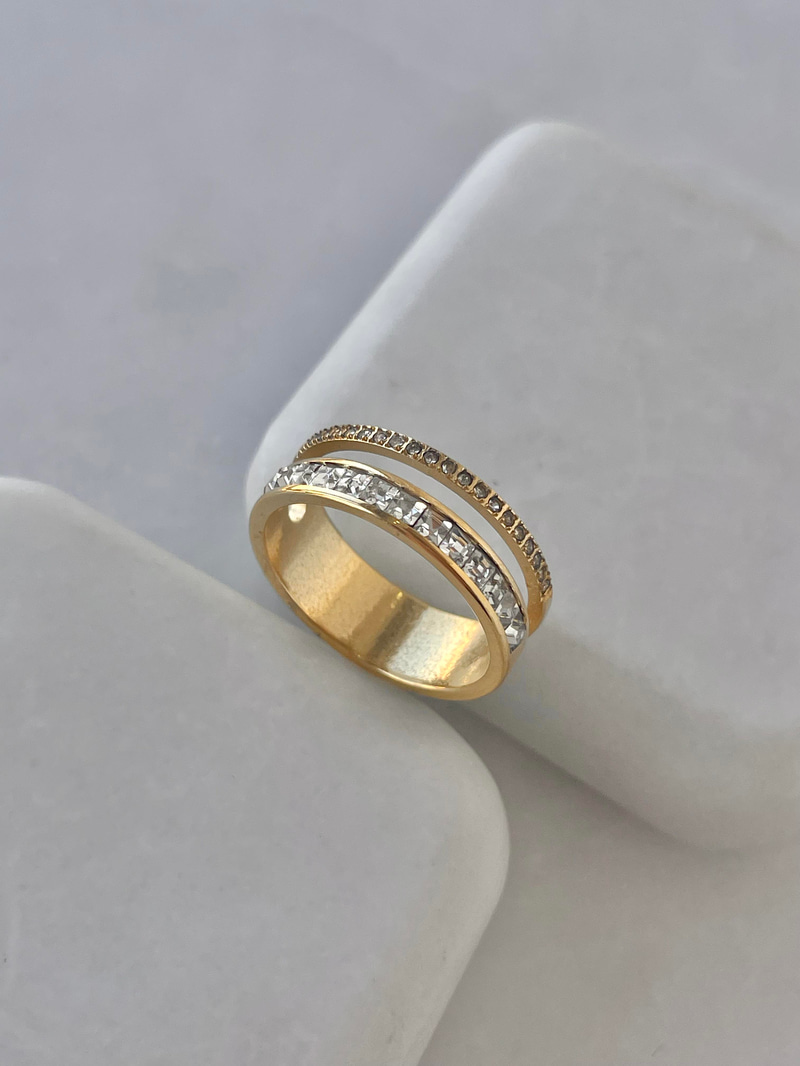 Çelik Gömme ve Kristal Taşlı Çift Görünüm Yüzük Gold