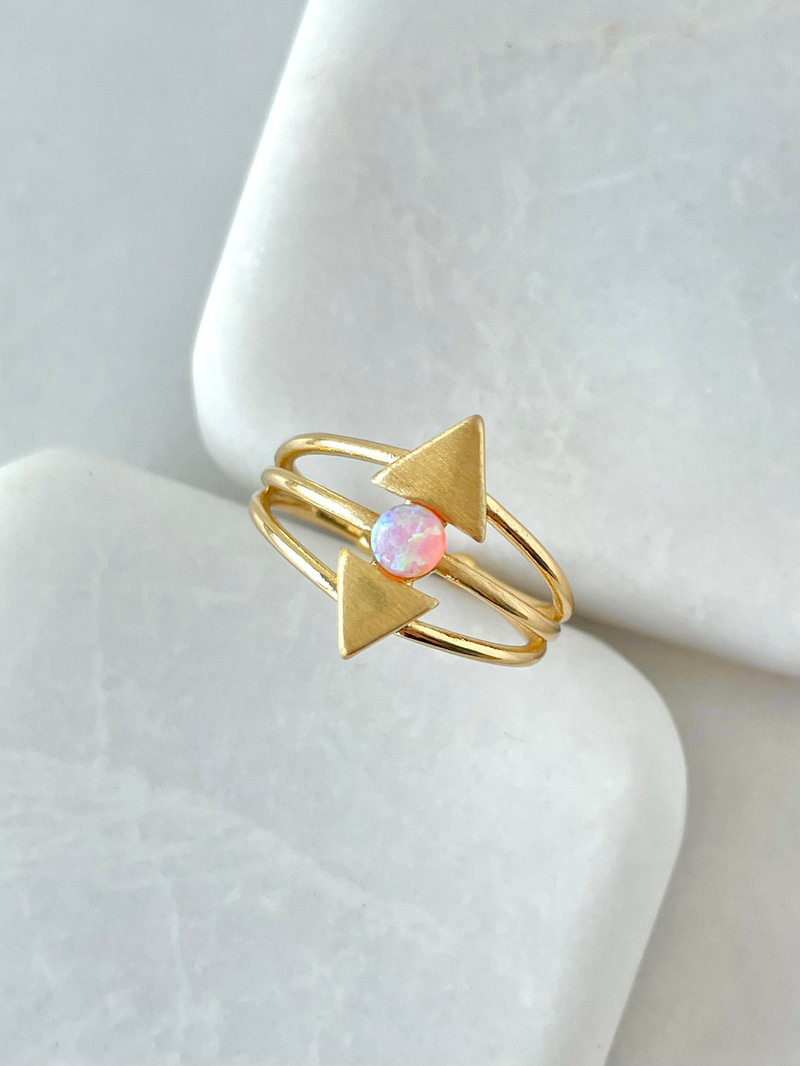 Altın Kaplama Opal Taşlı Üçgen Yüzük Lila