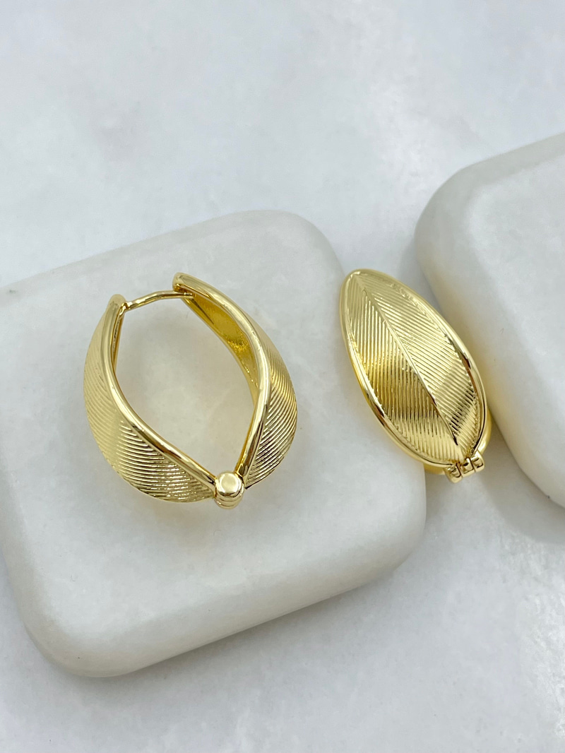 Yaprak Model Plaka Küpe Gold