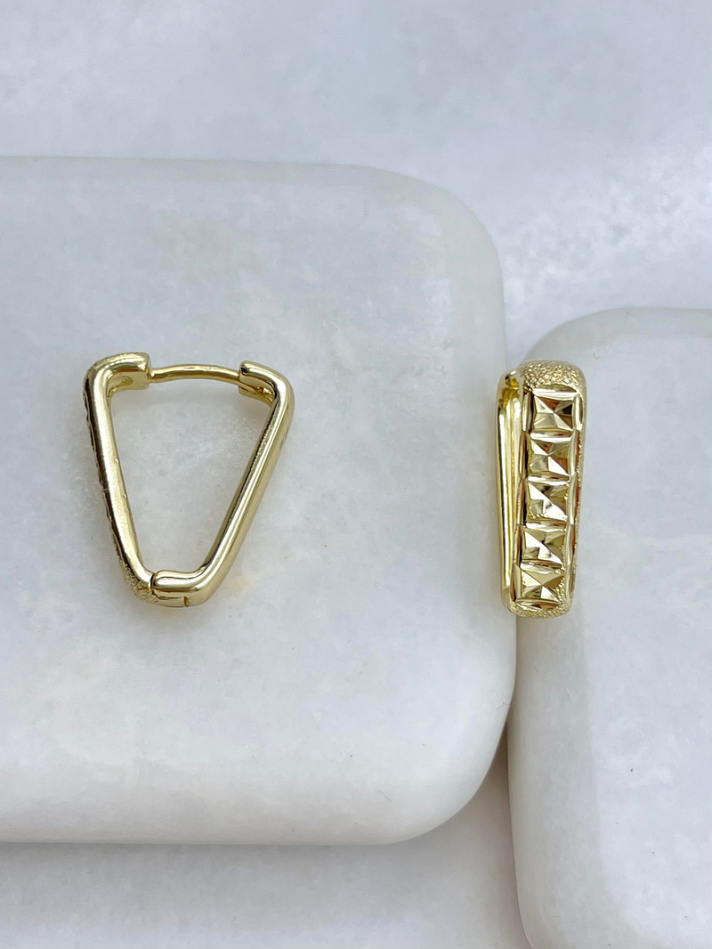 Özel Seri Yansımalı ve Kumlu Üçgen Model Küpe Gold