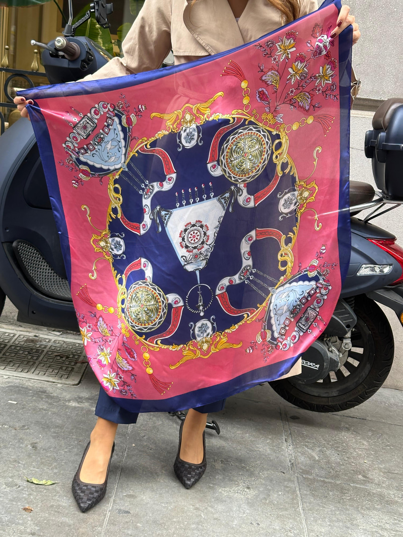 Çiçek Desenli Pembe Fular 90 x 90 cm Renkli