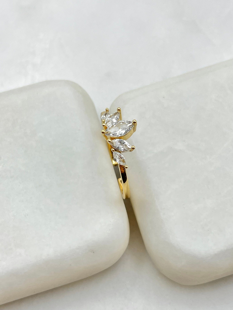 Kristal Taşlı Taç Model Yüzük Gold