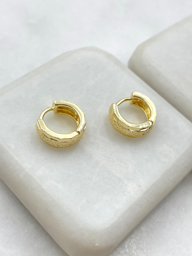 Kumlu ve Yansımalı Halka Küpe 1.2 cm Gold