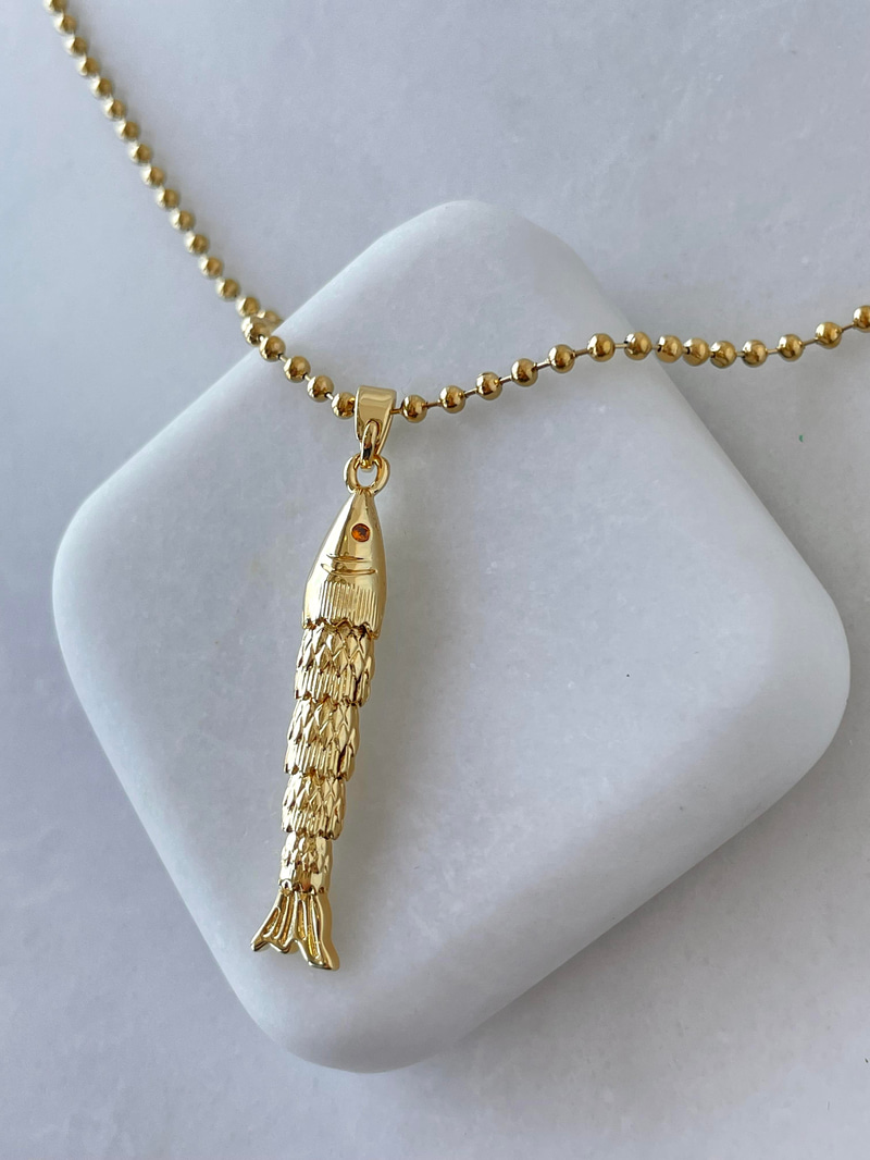 Çelik İşlemeli Balık Sallantılı Topçuk Kolye Gold
