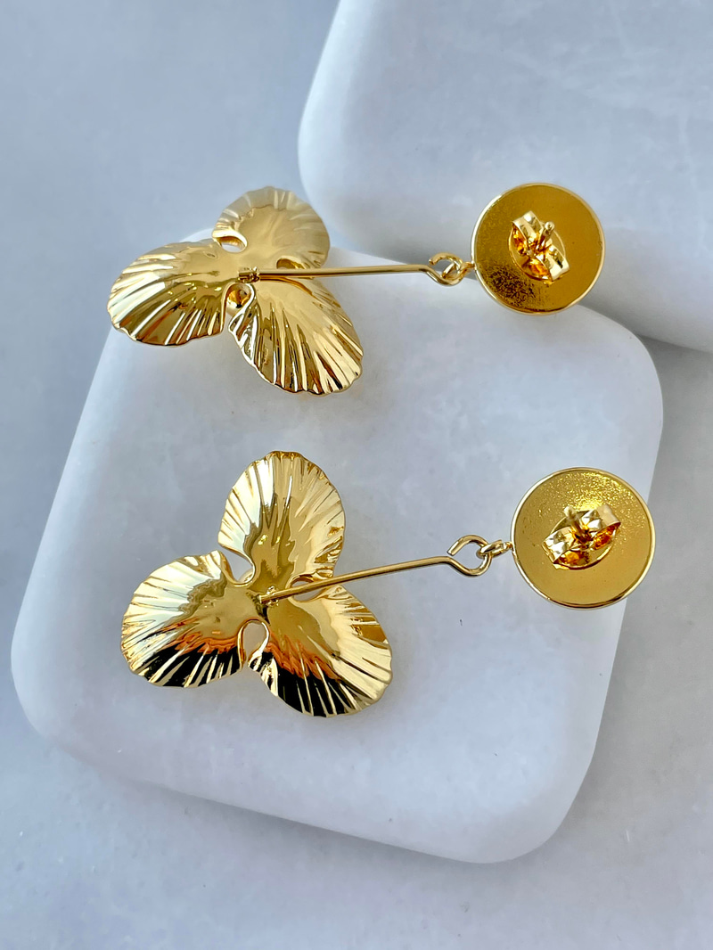 Çelik Ezme Çiçek Sallantılı Küpe Gold