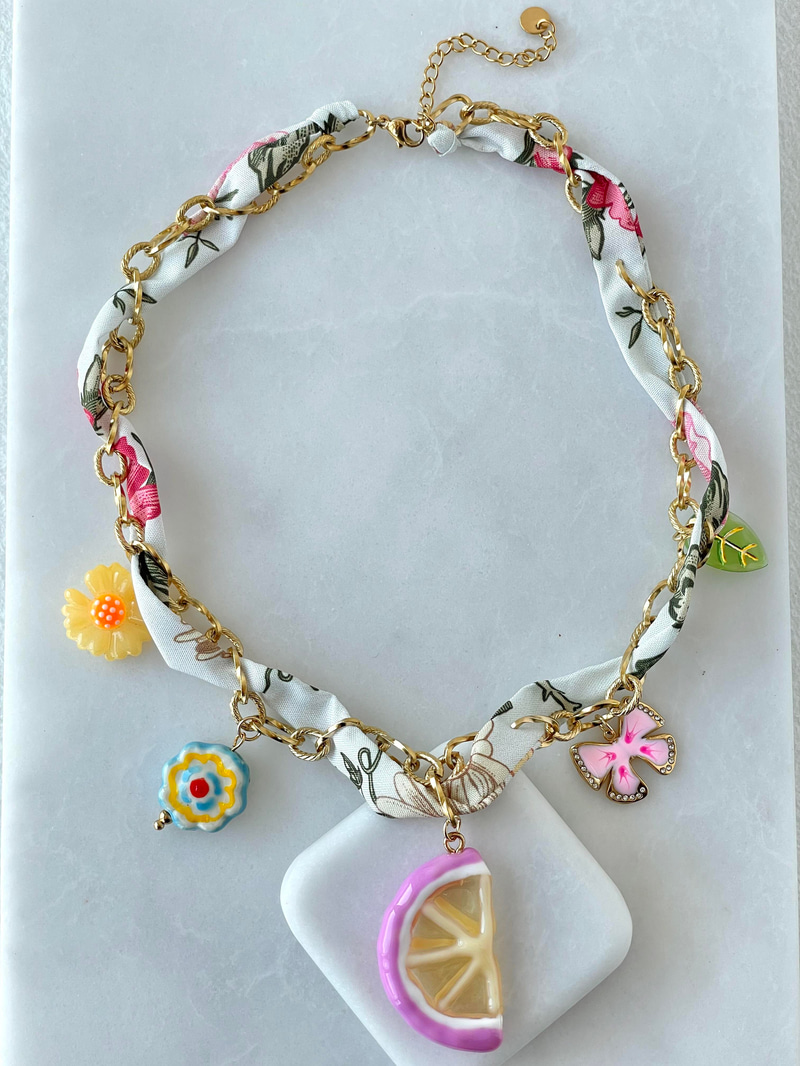 Çelik Charm Sallantılı Beyaz Fularlı Kolye Gold