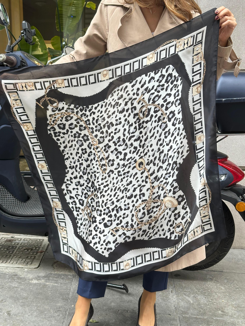 Zincir ve Leopar Desenli Siyah Fular 90 x 90 cm Renkli