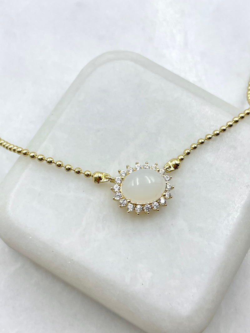 Beyaz Opal Taşlı Topçuk Zincir Kolye Gold