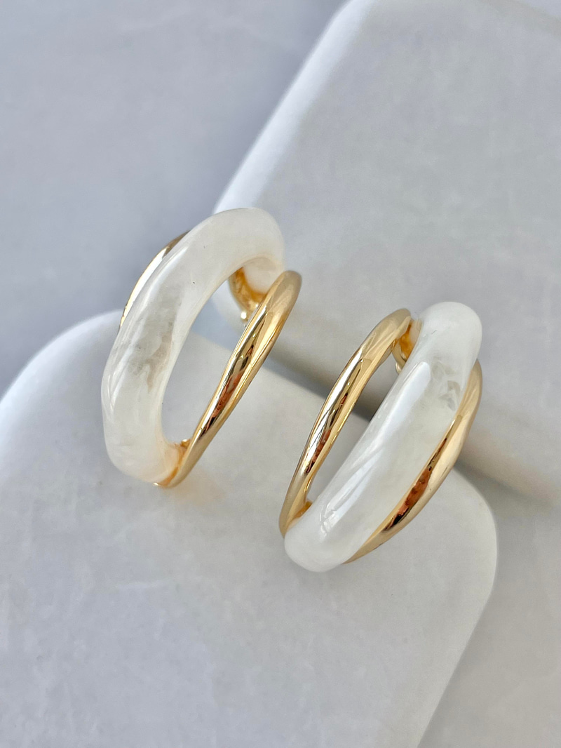 Gold Detaylı Akrilik Küpe Ekru