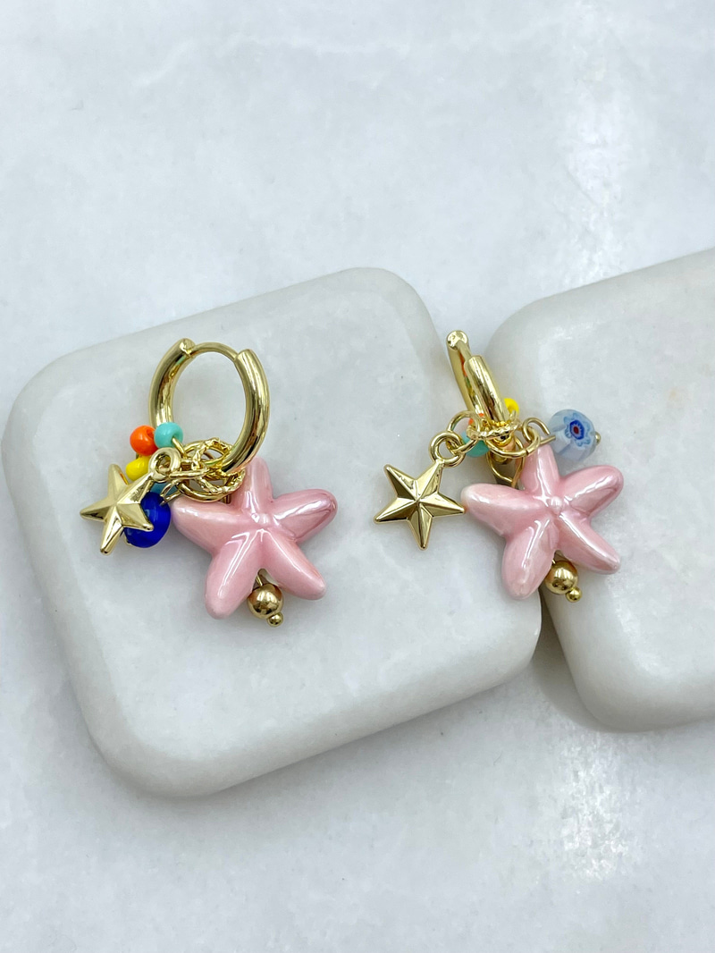 Altın Kaplama Deniz Yıldızı ve Renkli Boncuk Charmlı Halka Küpe Pembe