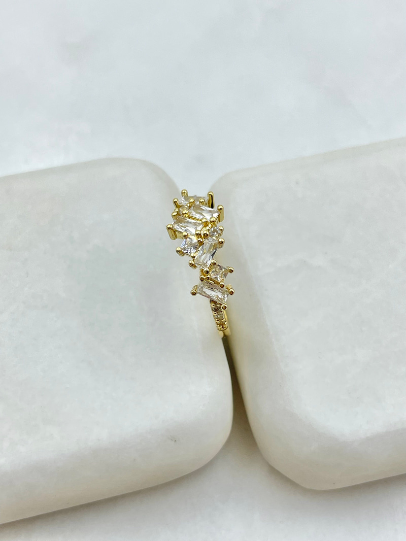 Çoklu Baget Taşlı Yüzük Gold