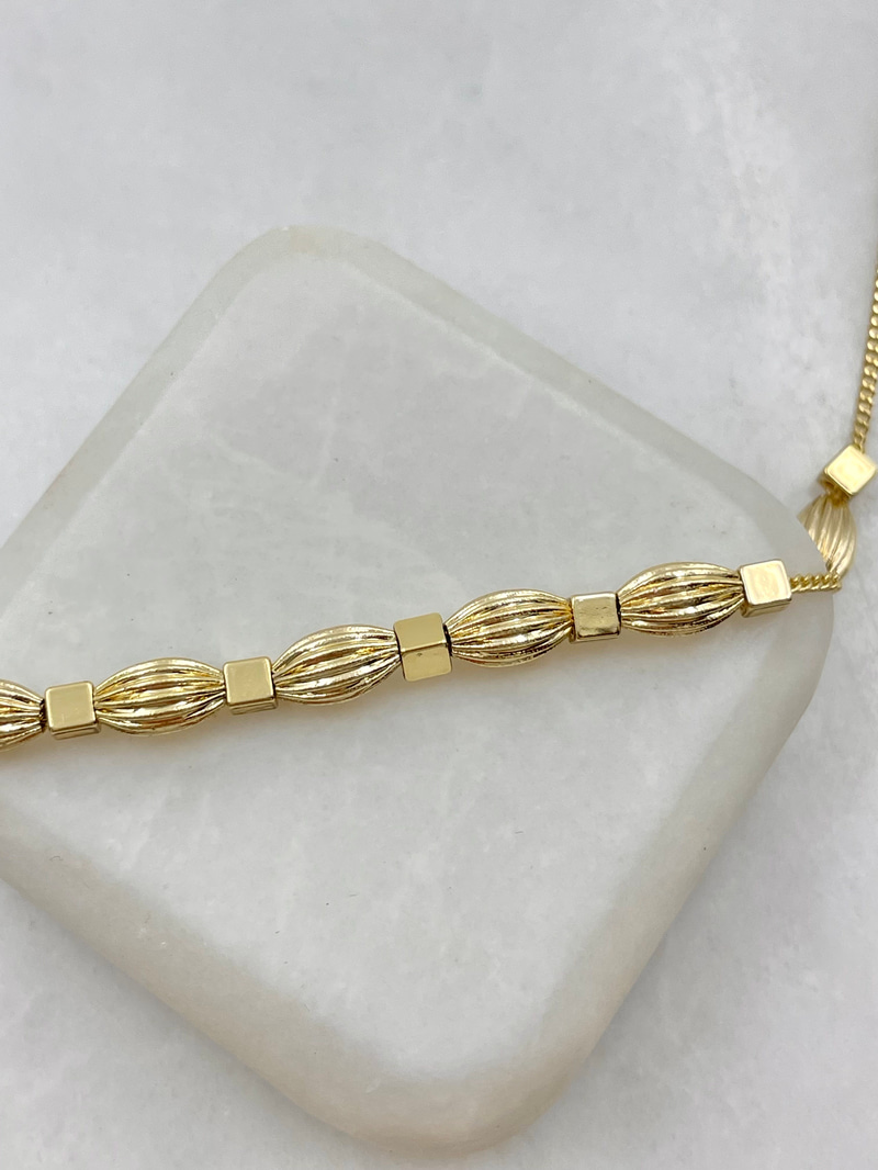 Özel Seri Küp ve Oval Detaylı Kolye Gold