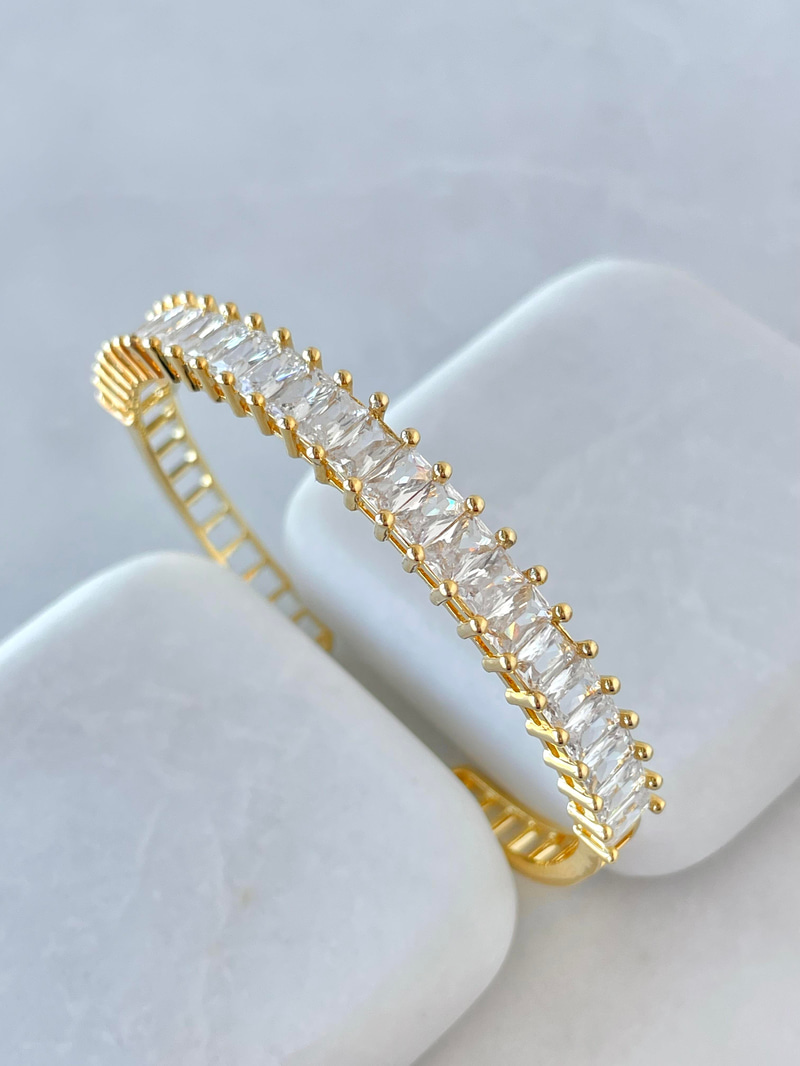 Özel Seri Topçuk ve Baget Taşlı Kelepçe Gold