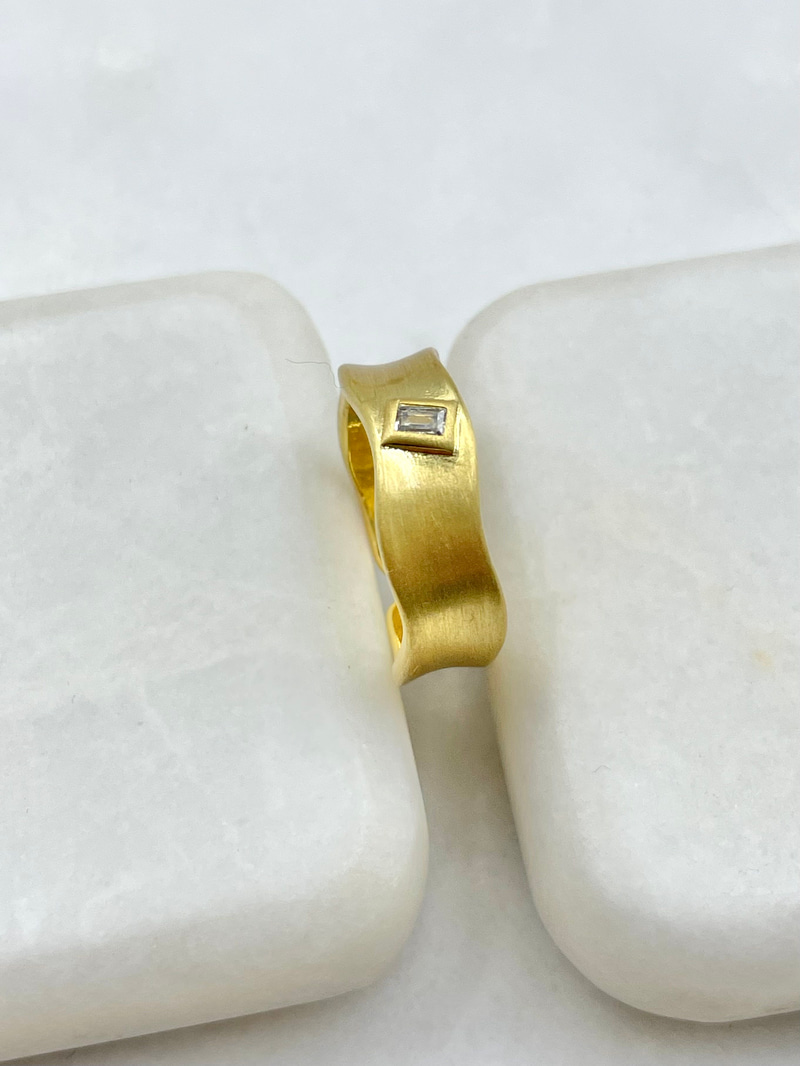 Taşlı Asimetrik Mat Yüzük Gold