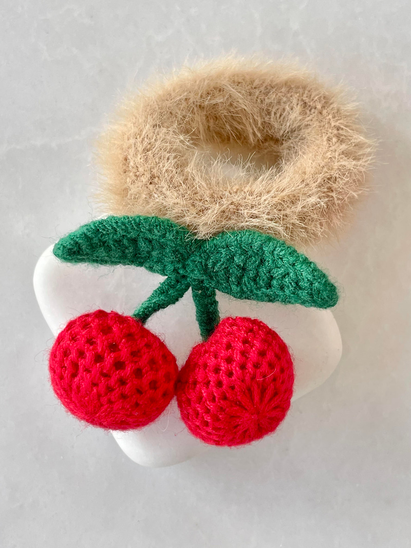 Kiraz Sallantılı Peluş Scrunchie Toka Kahve