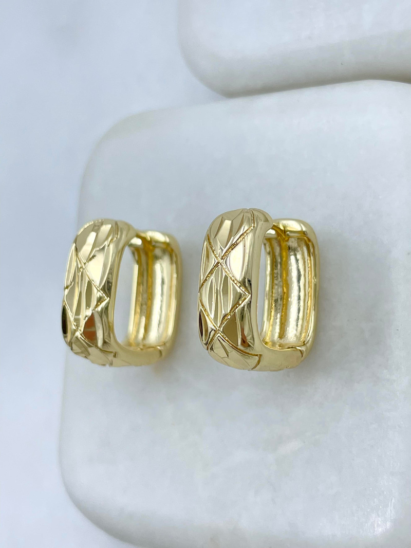 Altın Kaplama Üçgen İşlemeli Kare Küpe Gold