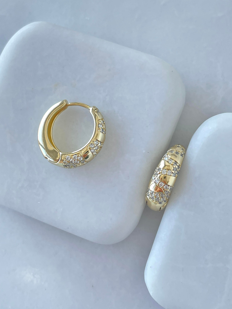 Özel Seri Gömme Taşlı Çapraz Model Halka Küpe Gold