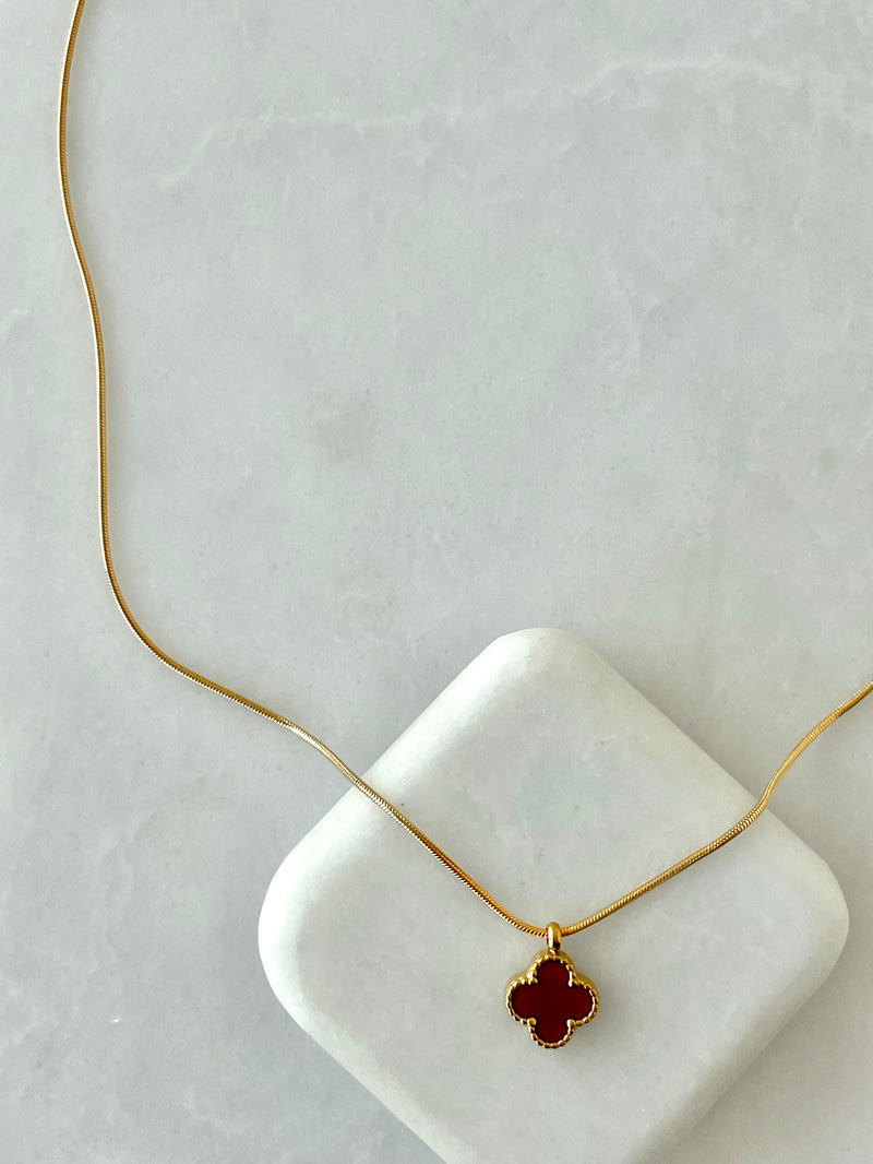 Çelik Minimal Yonca Kolye Bordo