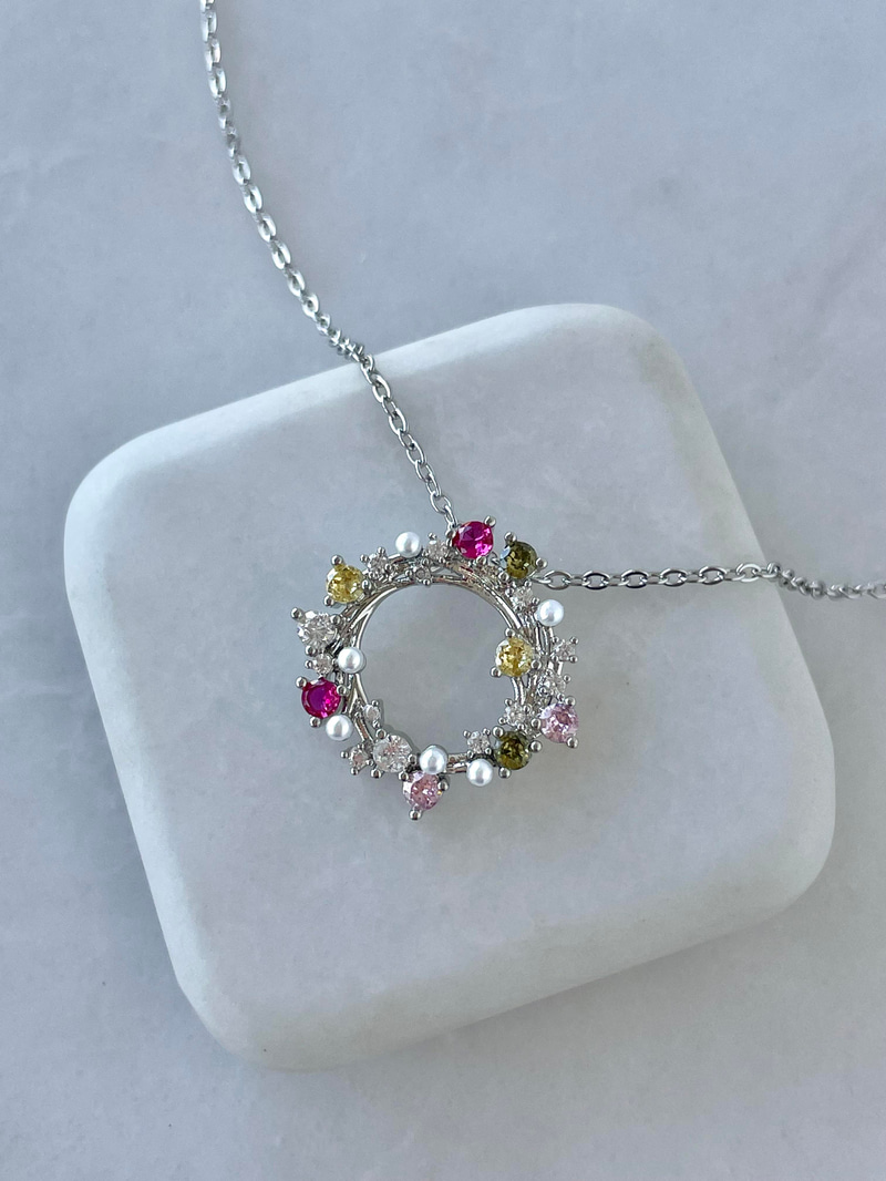 Çelik Renkli Kristal Taşlı Daire Kolye Gümüş