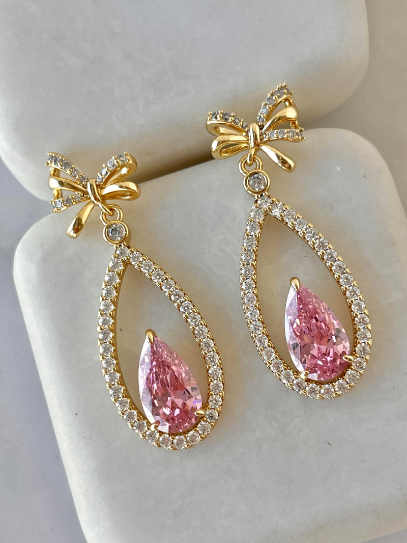 Özel Seri Pembe Kristal Taşlı Fiyonk Küpe