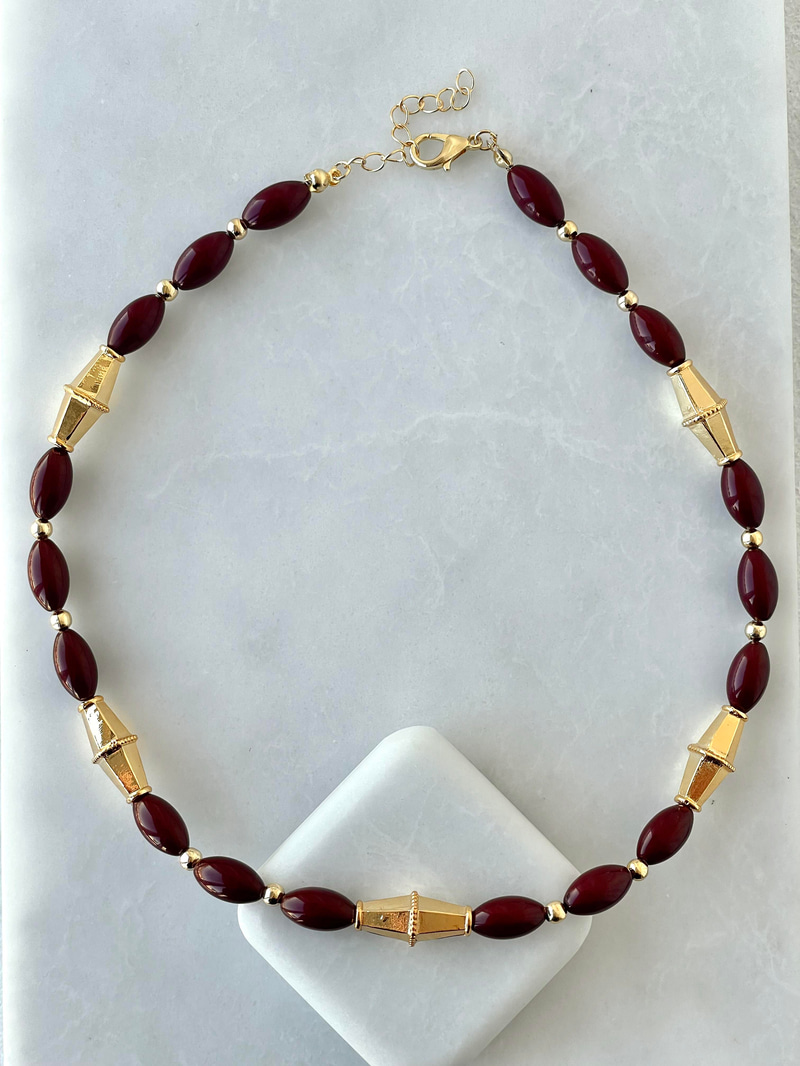 Gold Detaylı Bordo Badem Boncuk Kolye