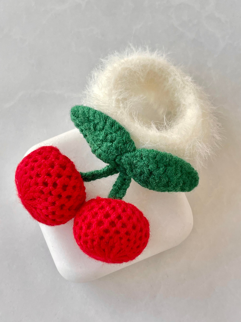 Kiraz Sallantılı Peluş Scrunchie Toka Ekru