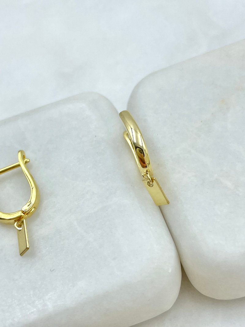 Özel Seri Plaka Sallantılı U Küpe Gold