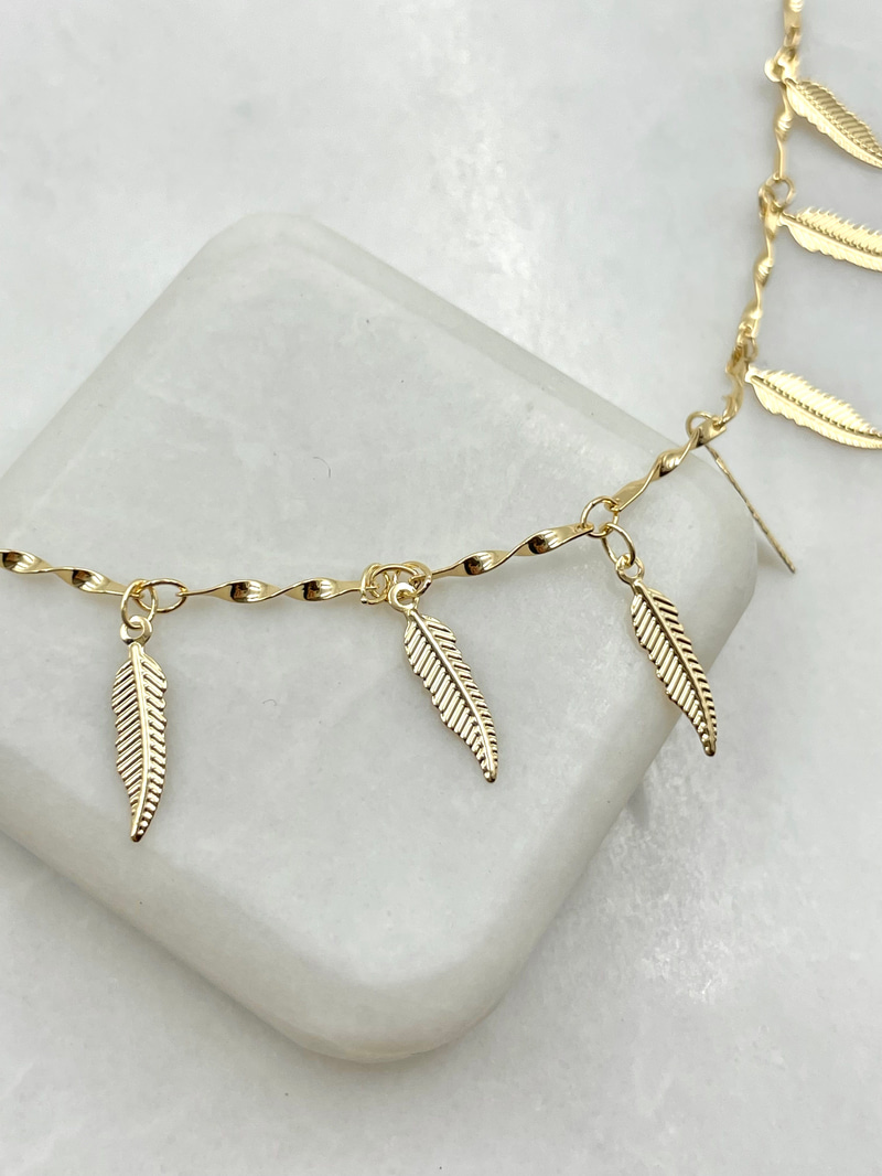 Yaprak Sallantılı Kolye Gold