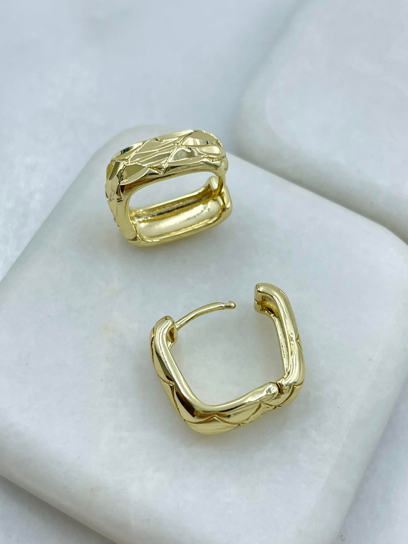 Altın Kaplama Üçgen İşlemeli Kare Küpe Gold