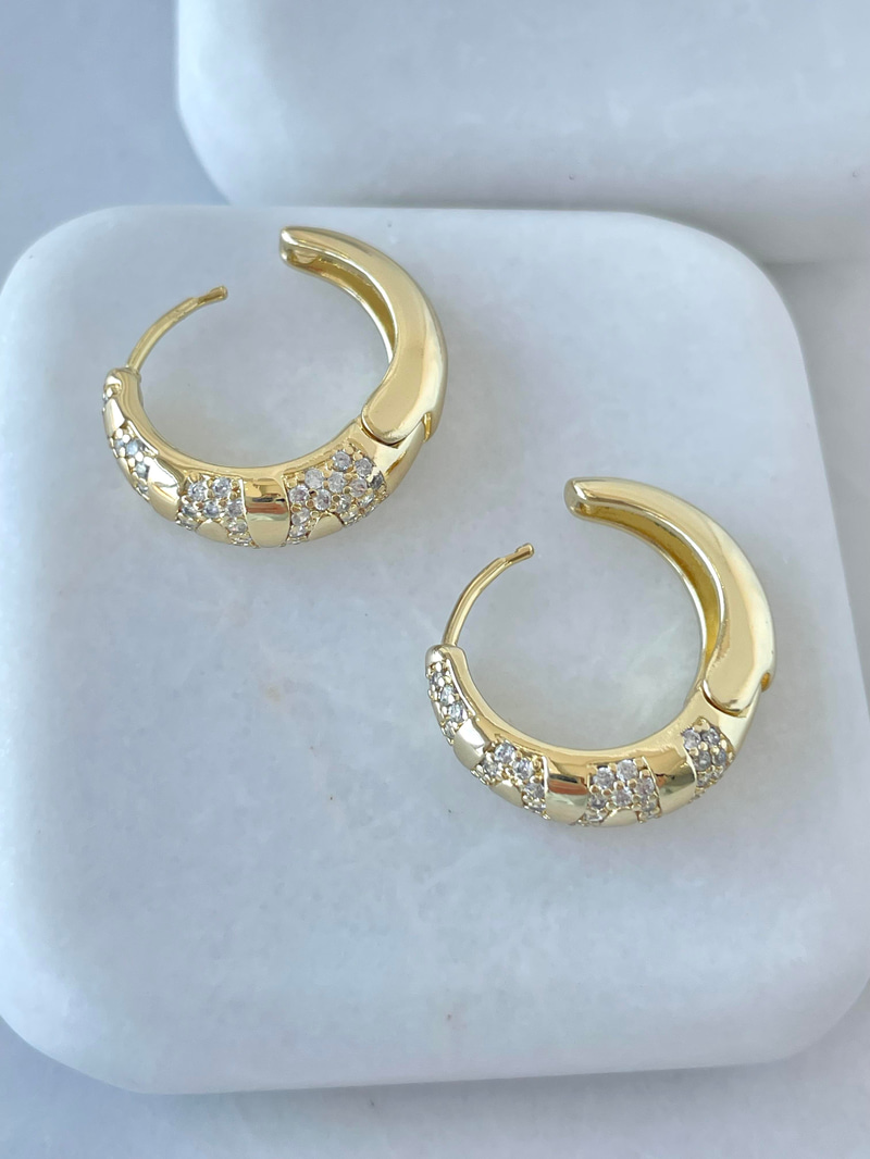 Özel Seri Gömme Taşlı Çapraz Model Halka Küpe Gold