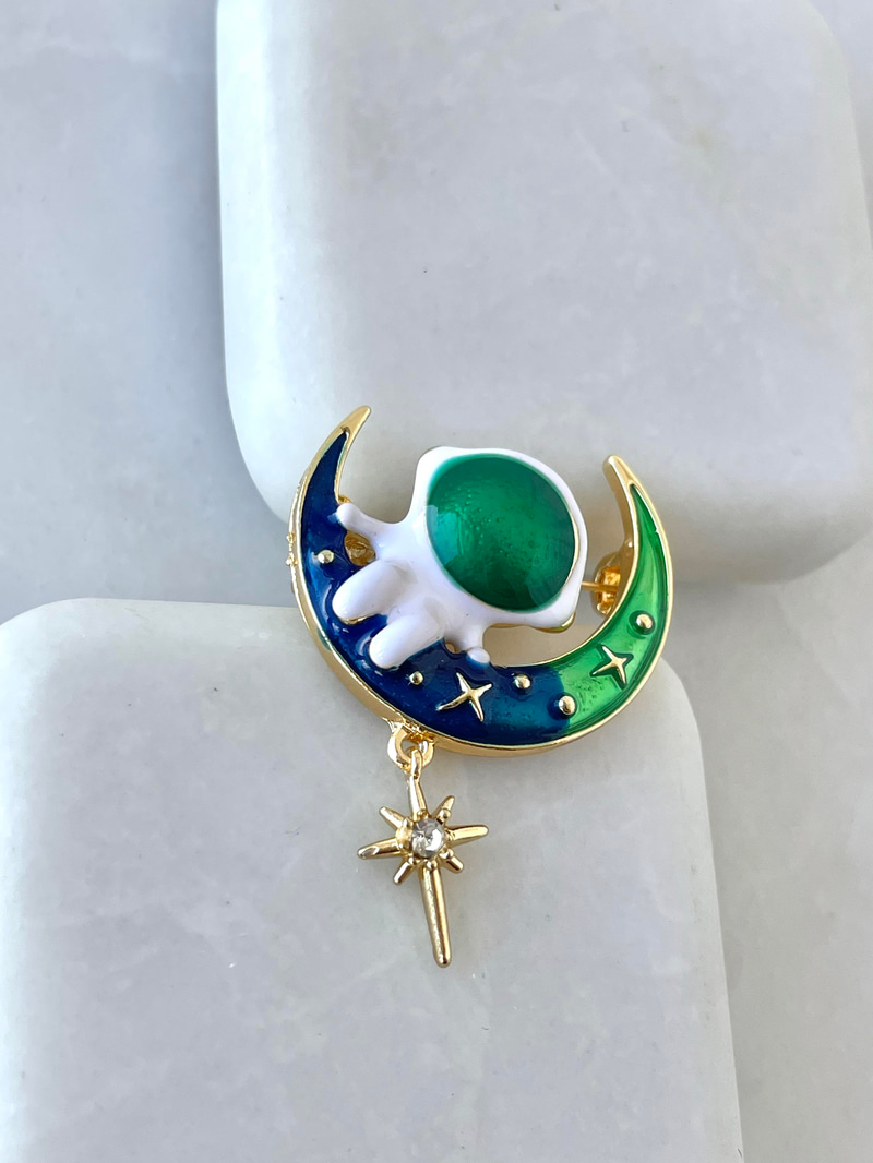 Ayda Oturan Astronot Broş