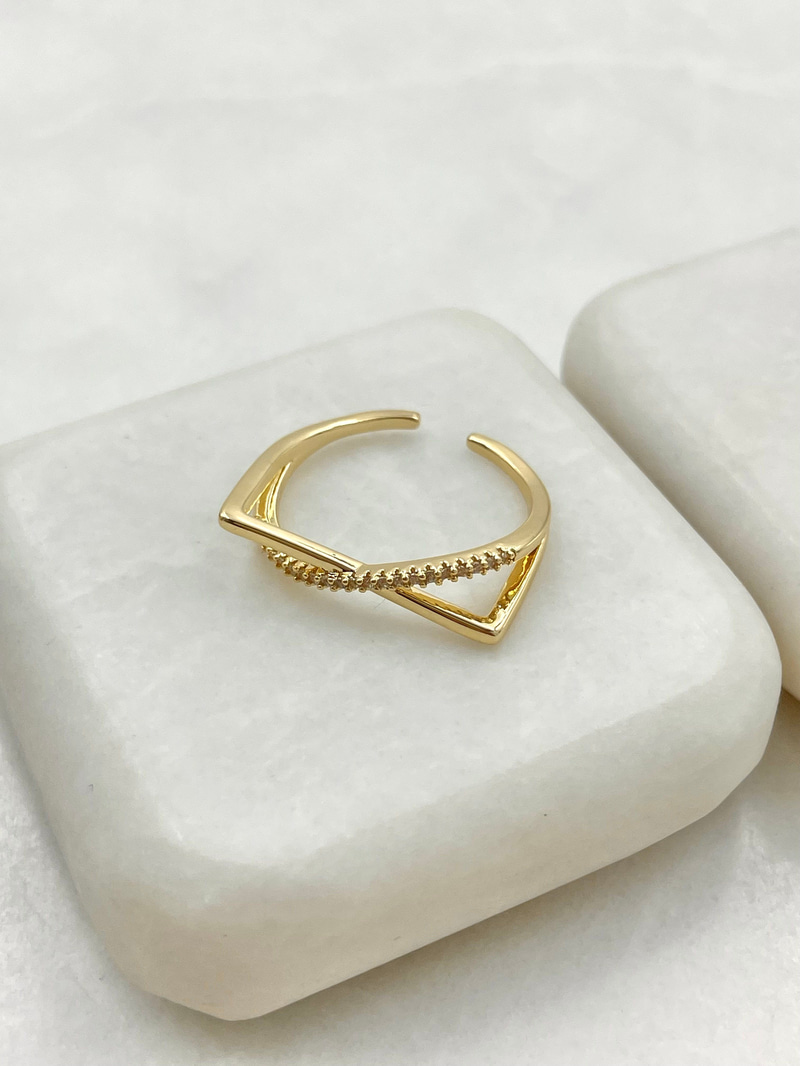 Gömme Taşlı Çapraz Model Yüzük Gold