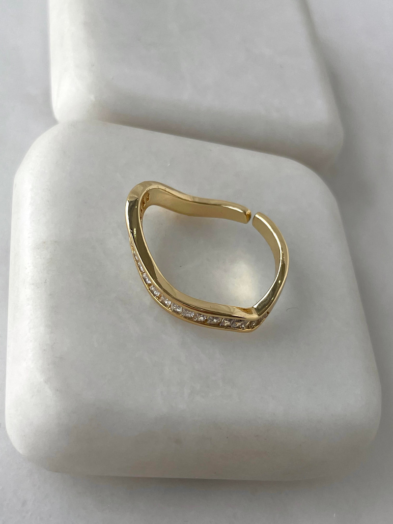 Altın Kaplama Asimetrik Baget Taşlı Yüzük Gold