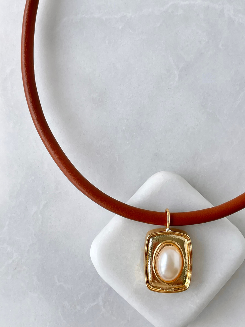 İncili Vintage Suni Deri Kolye Kahve