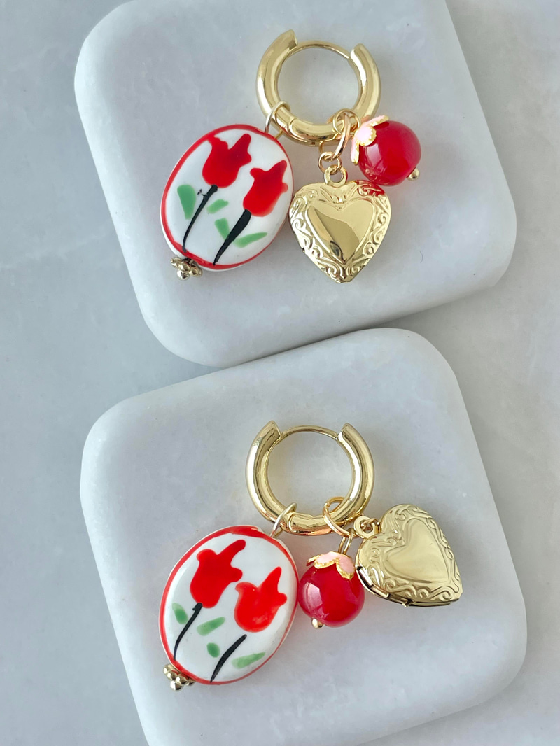 Altın Kaplama Kırmızı Porselen Lale ve Kalp Charmlı Halka Küpe Gold
