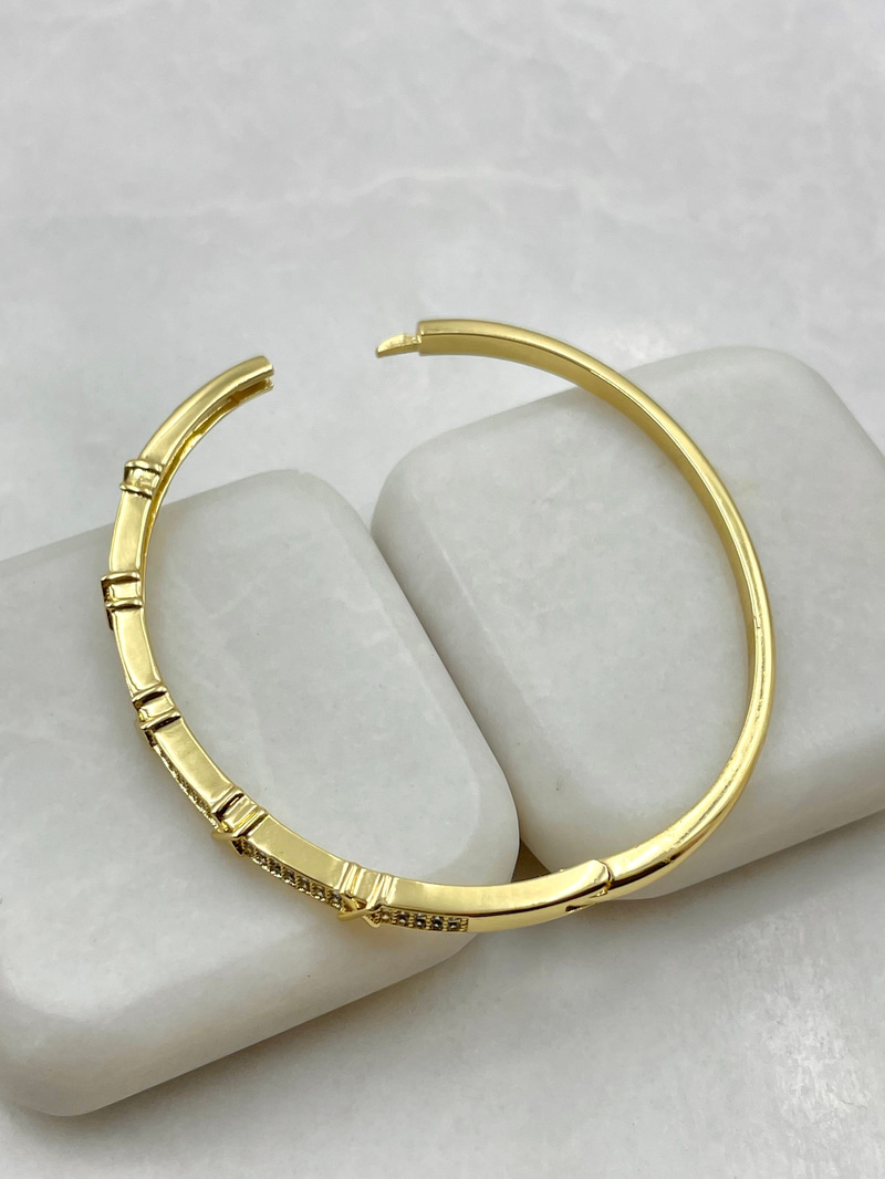 Gömme Taşlı X Model Kelepçe Gold