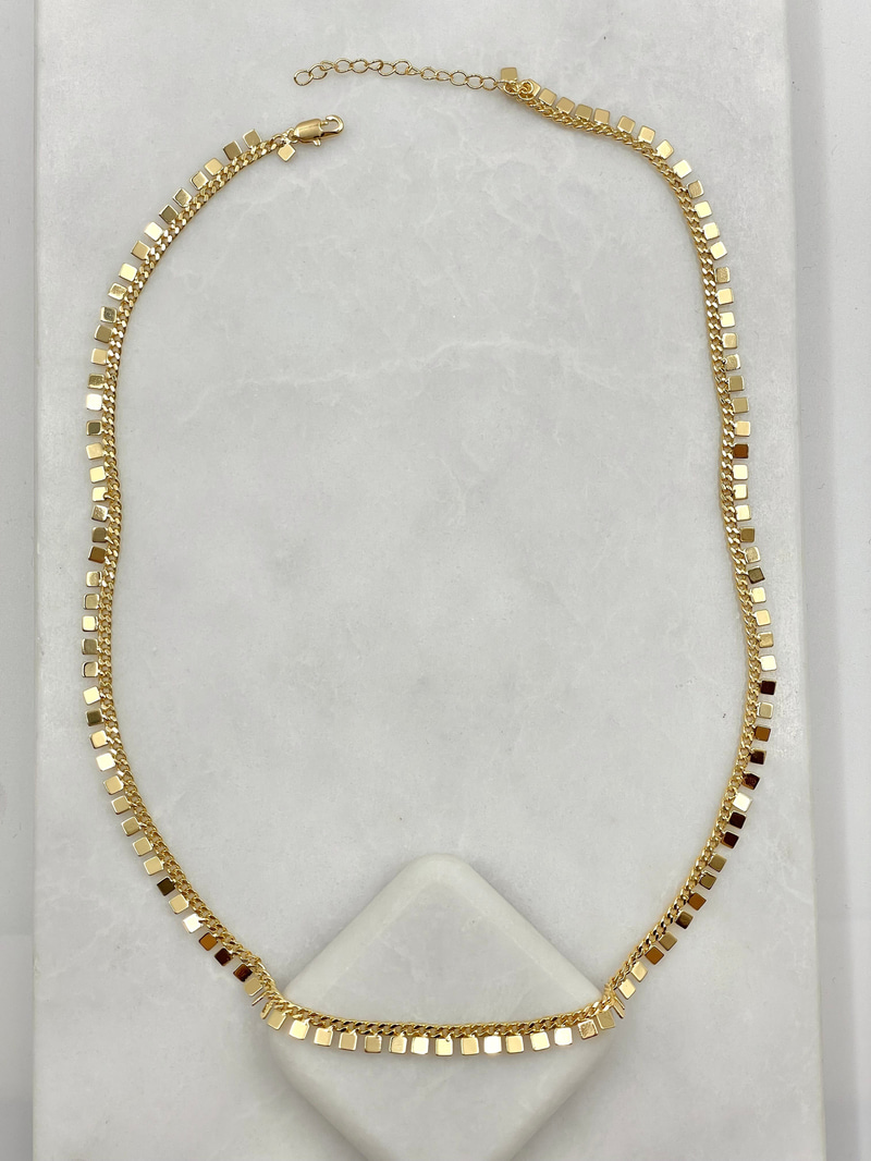 Kare Plaka Sallantılı Kolye Gold