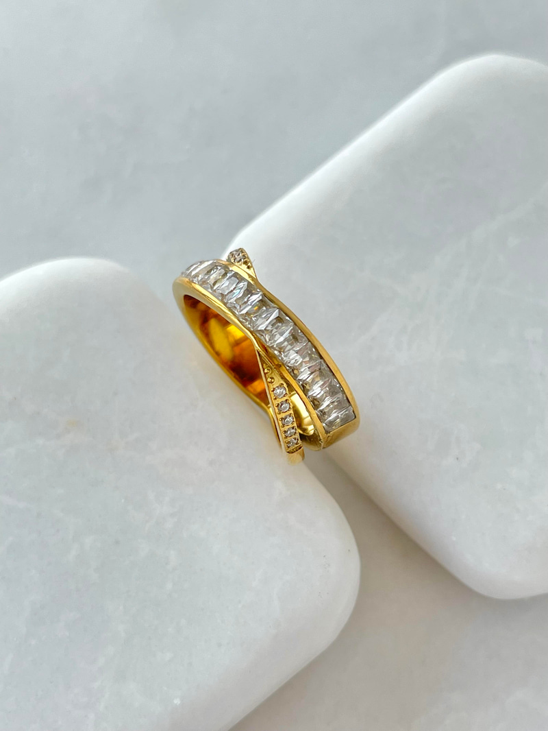 Çelik Çapraz Model Gömme Taşlı Yüzük Gold