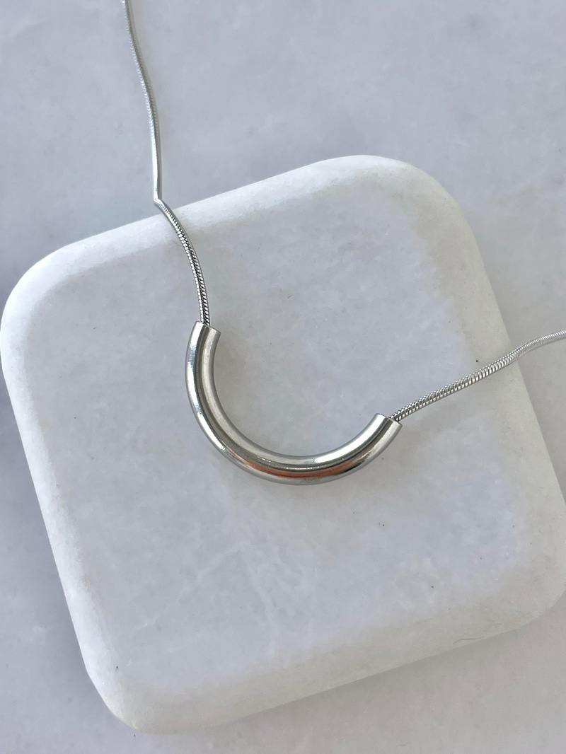 Çelik Minimal Kıvrımlı Boru Kolye Gümüş