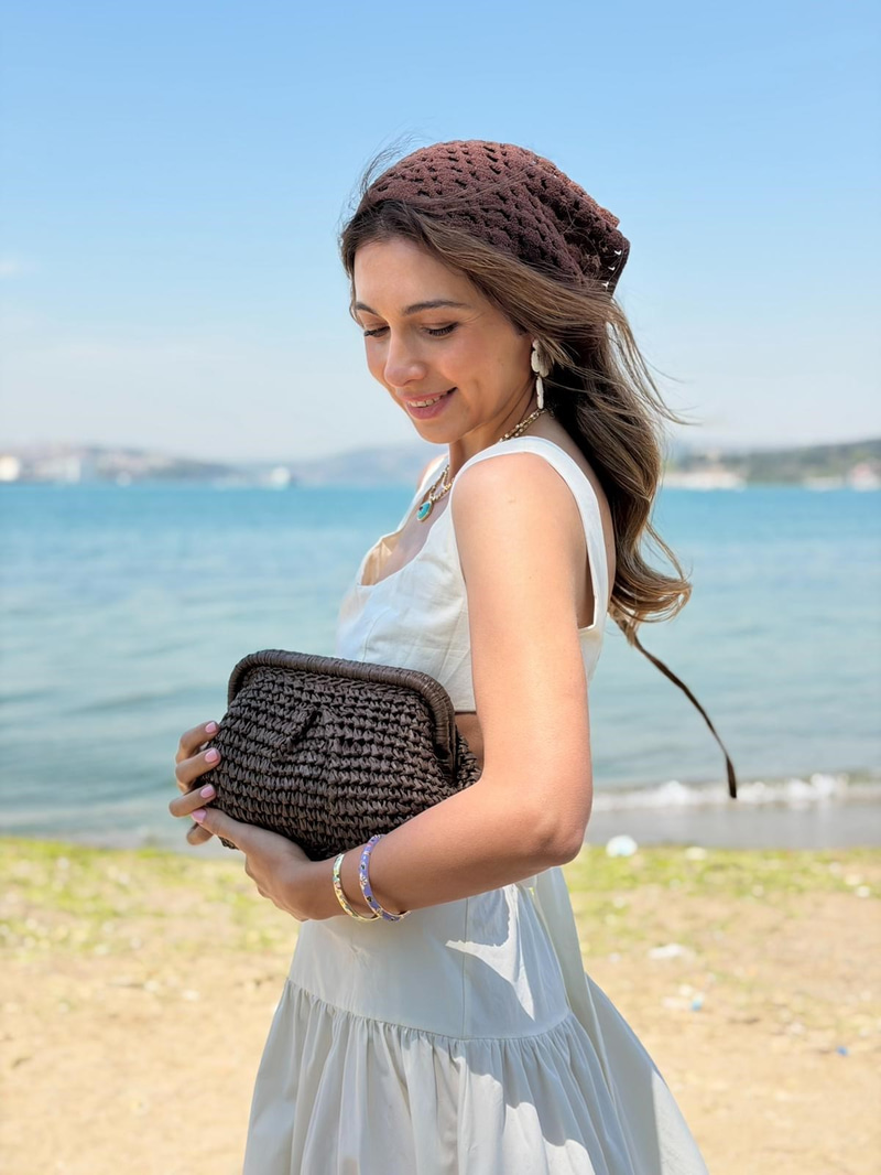 Örgü Bandana ve Clutch Hasır Çanta Kombini Kahve