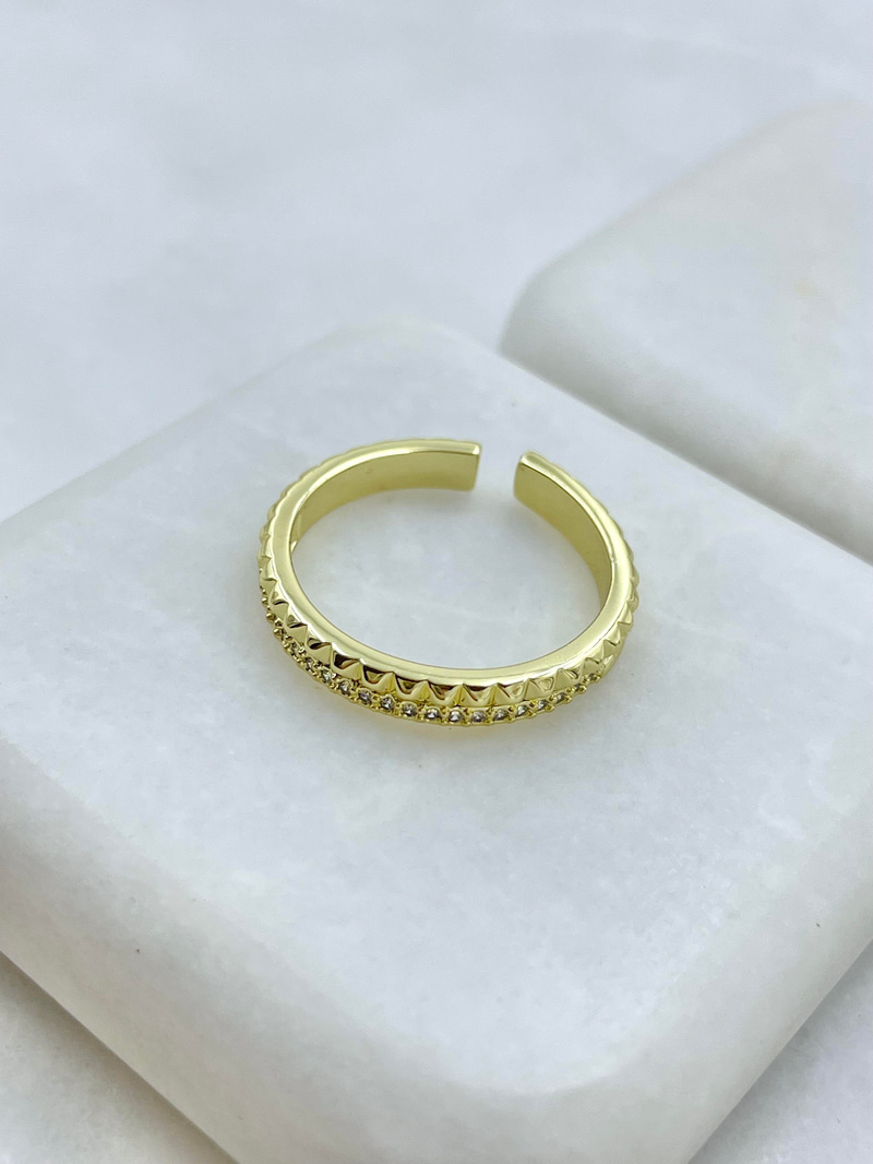 Altın Kaplama Üçgen Desenli Gömme Taşlı Yüzük Gold
