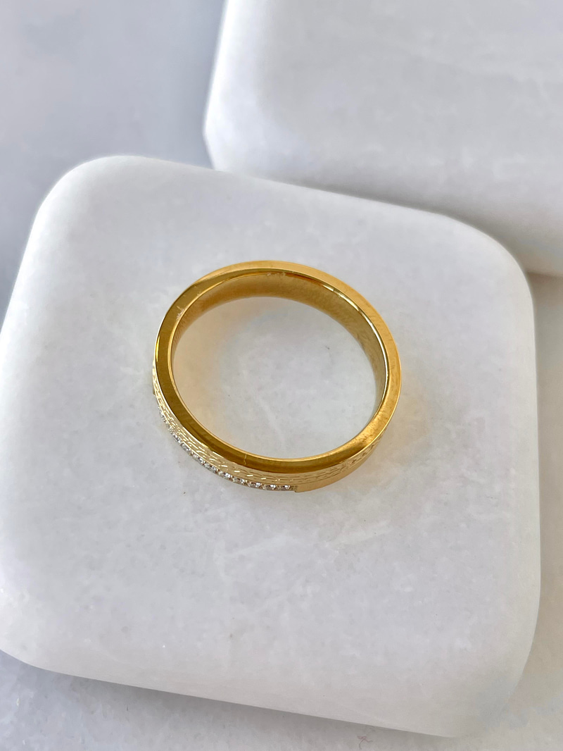 Çelik Zirkon Taşlı ve İşlemeli Yüzük Gold