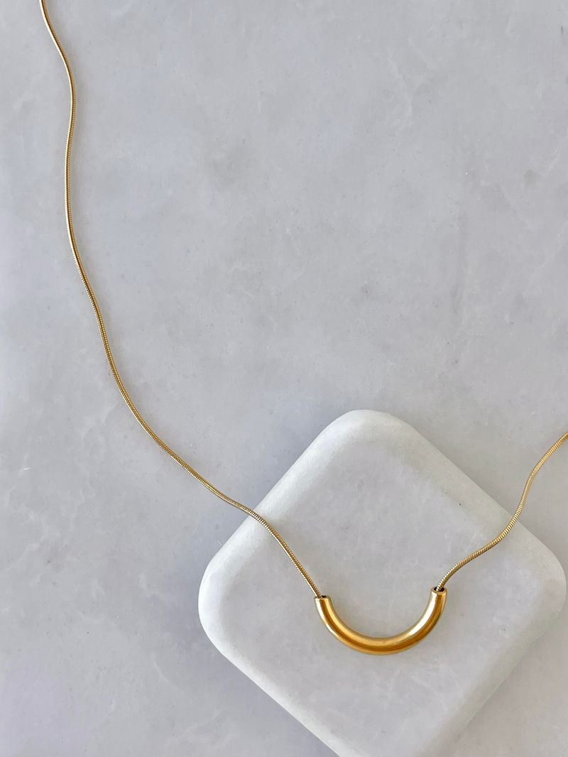 Çelik Minimal Kıvrımlı Boru Kolye Gold