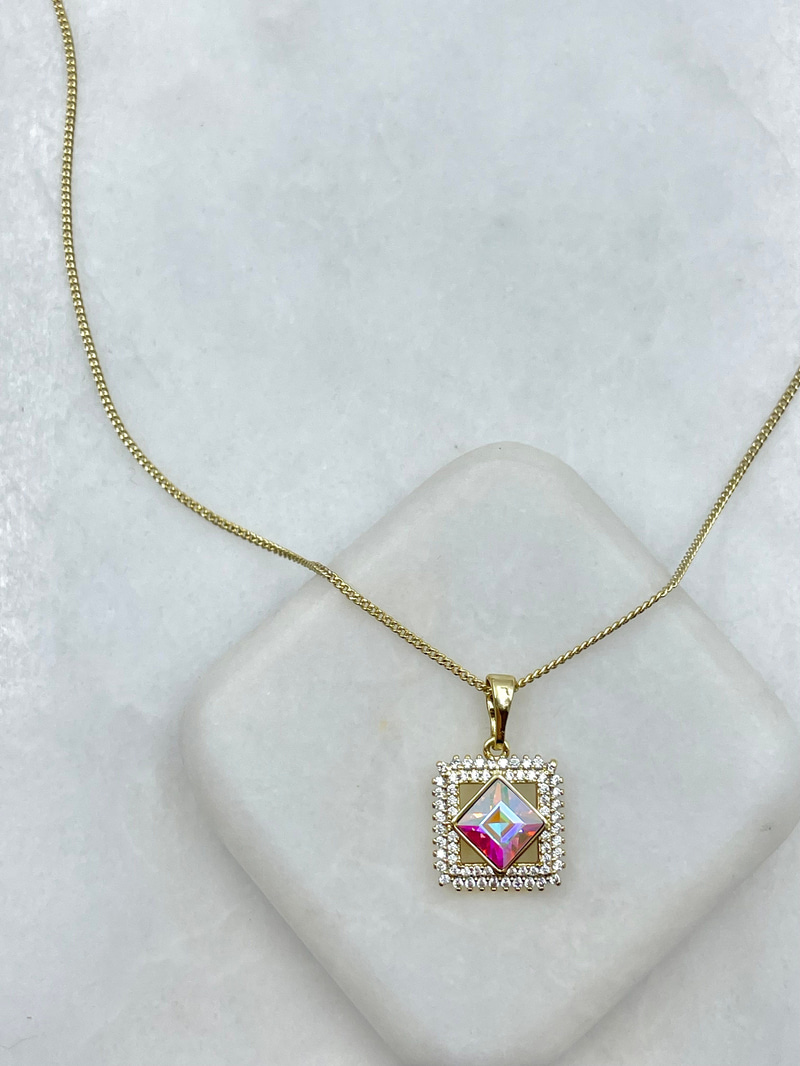 Özel Seri Gömme Taşlı Çerçeveli Kare Swarovski Kolye Gold