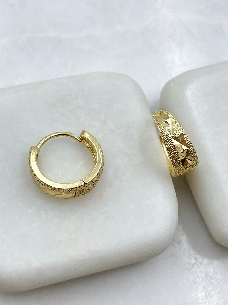 Kumlu ve Yansımalı Damla Küpe Gold