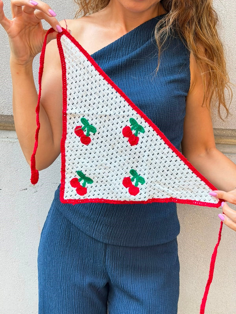 Biyeli Kiraz Desenli Üçgen İpli Bandana Ekru Renkli