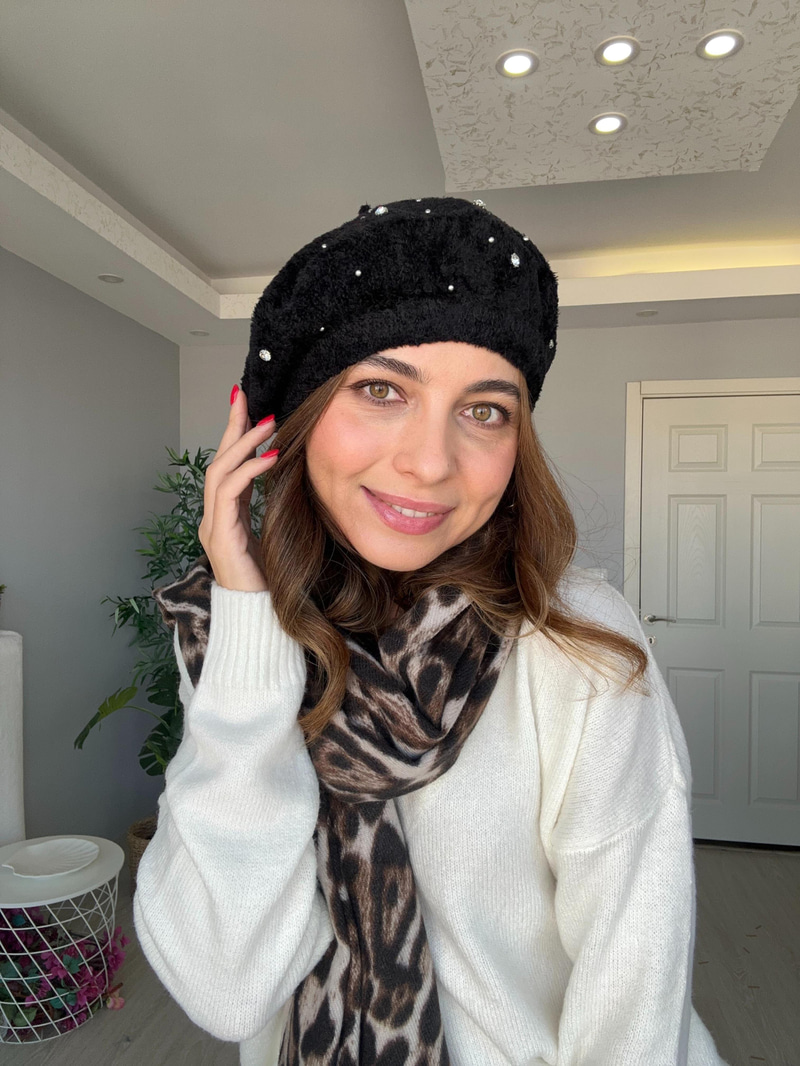 Taşlı Peluş Ressam Bere Siyah