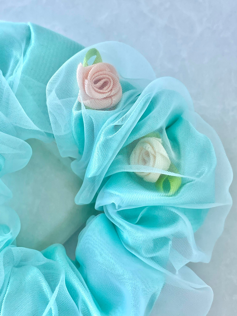 Gül Detaylı Organze Tül Scrunchie Toka Turkuaz Renk